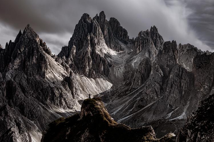 Dolomitterne er som at køre ind i en ’Ringenes Herre’-film, som her hvor  Heerwagen Hagerup står ved bjergkæden Cadini di Misurina i den østlige del af Dolomitterne.  Foto: Foto: @view_by_us_images
