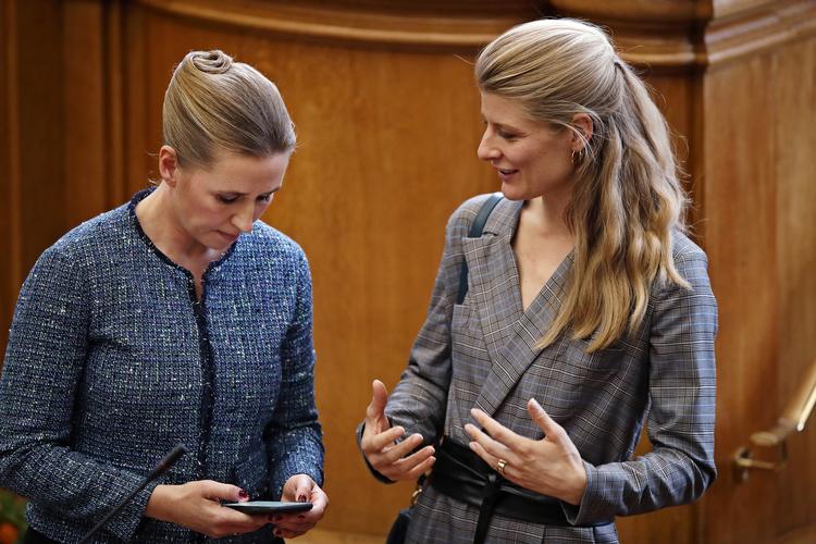 Forskningsminister Ane Halsboe-Jørgensen (S), t.h., svarer ikke på, om hun vil sørge for, at Kinas rekruttering af forskere i Danmark undersøges nærmere. Foto: Jens Dresling/POLFOTO