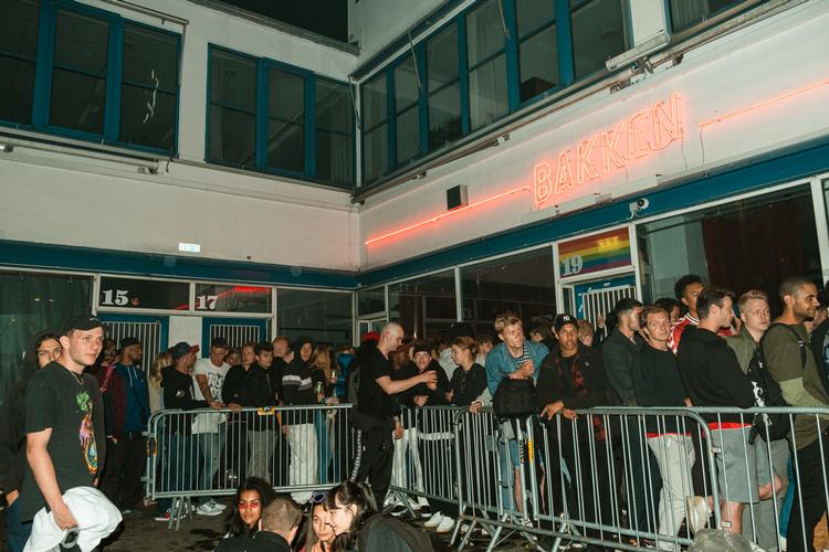 Sene nattetimer og lange køer til Bakken i Kødbyen, dengang der ikke var noget, der hed corona, mundbind og afstandskrav. Foto. Klara Løkke  