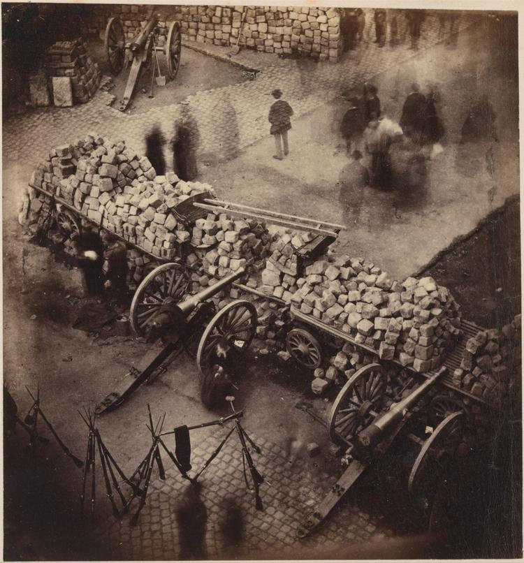 Under Pariserkommunen havde kommunarderne sjældent tid til at stå stille for kameraet. Her ses en af byens mange barrikader lige ved rådhuset på Rue de Rivoli. Foto: Pierre-Ambrose Richebourg/The Metropolitan Museum of Art Foto: Pierre-Ambrose Richebourg/The Metropolitan Museum of Art
