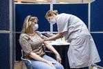 Johnson &amp; Johnsons vaccine var tiltænkt en vigtig rolle i den danske plan. Det var den vaccine, myndighederne havde sikret sig flest af, nemlig over otte millioner. Den udmærker sig ved, at man kun behøver ét stik. Her får en hollandsk kvinde det ene stik på et hospital i Amsterdam. Foto: Ramon Van Flymen/Ritzau Scanpix