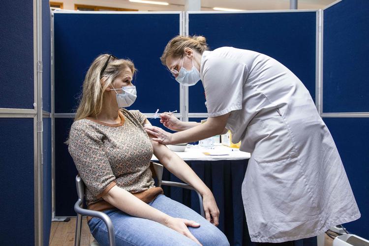 Johnson &amp; Johnsons vaccine var tiltænkt en vigtig rolle i den danske plan. Det var den vaccine, myndighederne havde sikret sig flest af, nemlig over otte millioner. Den udmærker sig ved, at man kun behøver ét stik. Her får en hollandsk kvinde det ene stik på et hospital i Amsterdam. Foto: Ramon Van Flymen/Ritzau Scanpix