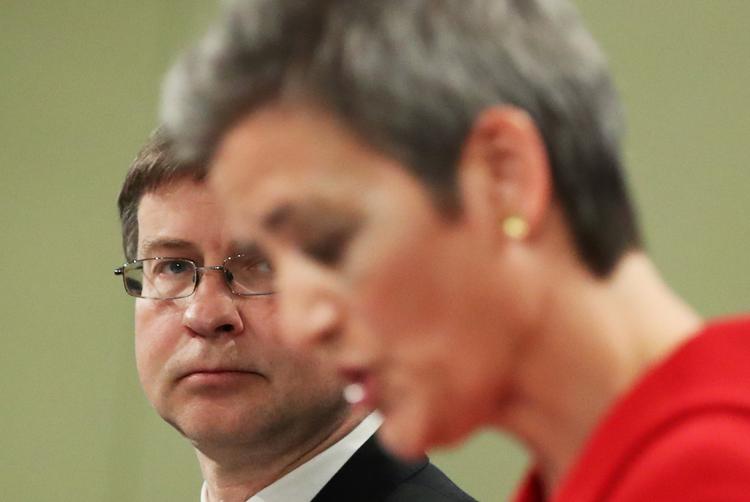 EU-Kommissionens anden ledende næstformand, Valdis Dombrovski, kigger på, mens Margrethe Vestager fremlægger nye og strammere regler overfor især Kina.  REUTERS/Yves Herman/Pool Foto: Yves Herman/Ritzau Scanpix