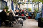 Der mangler stadig tilladelser, før byggeriet i svalehallen kan begynde. Det har dog ikke stoppet ølmagerne fra at åbne pop op-bar i indgangspartiet. Foto: Jesper Houborg/POLFOTO