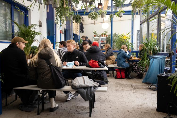 Der mangler stadig tilladelser, før byggeriet i svalehallen kan begynde. Det har dog ikke stoppet ølmagerne fra at åbne pop op-bar i indgangspartiet. Foto: Jesper Houborg/POLFOTO