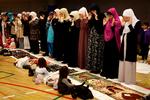 Den muslimske fest, Eid, hvor man fejrer Ramadanens afslutning. Her kvindernes morgenbøn i Korsgadehallen på Nørrebro i København. Arkivfoto.  Foto: Astrid Dalum/POLFOTO