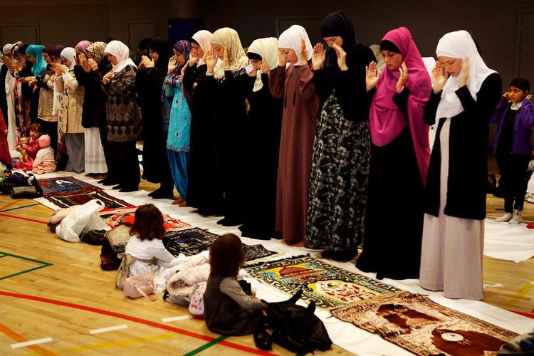 Den muslimske fest, Eid, hvor man fejrer Ramadanens afslutning. Her kvindernes morgenbøn i Korsgadehallen på Nørrebro i København. Arkivfoto.  Foto: Astrid Dalum/POLFOTO