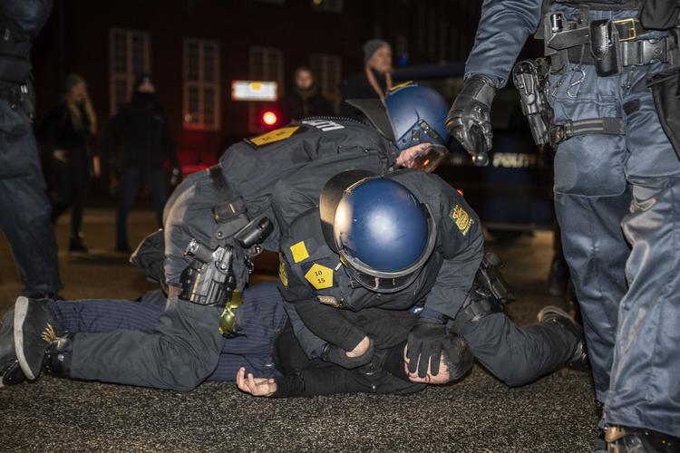 Den 29-årige blev fotograferet, da han blev anholdt midt på H. C. Andersens Boulevard under Men In Black-demonstrationen 9. januar, som endte i sammenstød mellem politi og demonstranter. Foto: Tariq Mikkel Khan