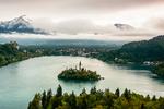 Billedet her fra Bled er nærmest blevet ikonisk med øen i søen i de smukke, slovenske bjerge. Foto: www.slovenia.info