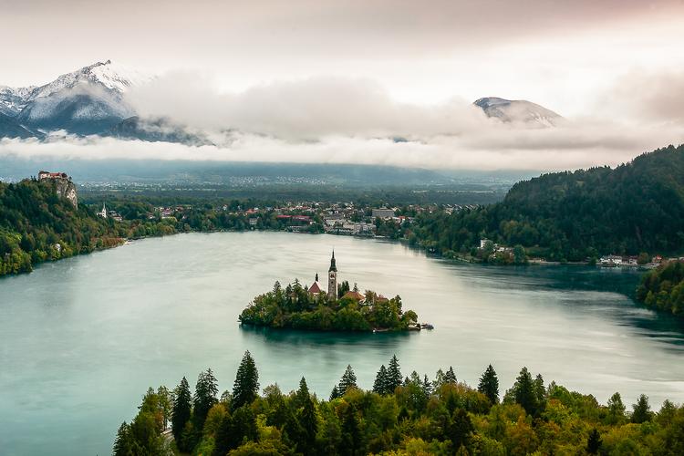 Billedet her fra Bled er nærmest blevet ikonisk med øen i søen i de smukke, slovenske bjerge. Foto: www.slovenia.info