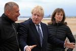Den konservative leder og premierminister Boris Johnson deltog tidligere på ugen i den politiske valgkamp i byen Hartlepool for sin kandidat Jill Mortimer. Hun har netop vundet parlamentssædet, efter byen i 56 år har sendt en Labour-politiker til London.  Foto: Pool/Ritzau Scanpix
