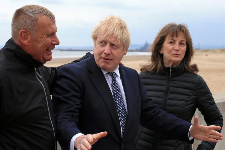 Den konservative leder og premierminister Boris Johnson deltog tidligere på ugen i den politiske valgkamp i byen Hartlepool for sin kandidat Jill Mortimer. Hun har netop vundet parlamentssædet, efter byen i 56 år har sendt en Labour-politiker til London.  Foto: Pool/Ritzau Scanpix