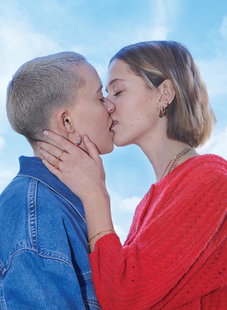 Jacob Harris was not pleased with the cover of the youth magazine 'Vi Unge', which showed a gay couple kissing. 