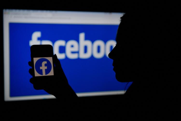 Hos flere danske medier er det nu de nyeste kommentarer, der kommer øverst i Facebook - og ikke de 'mest relevante'. Foto: Olivier Douliery/Ritzau Scanpix