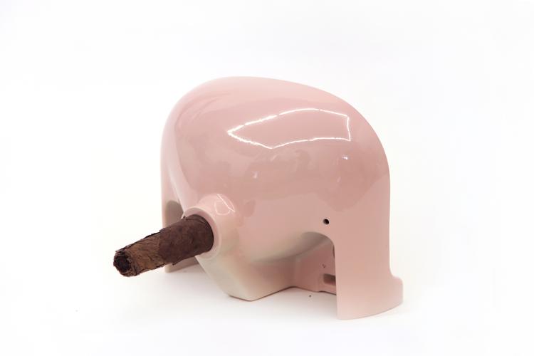 Toiletvaske og cigarer. Kunstner Nina Beier udstiller fra 3. juni på det nye udstillingssted Palace Enterprise. Foto: Nina Beier/Palace Enterprise 