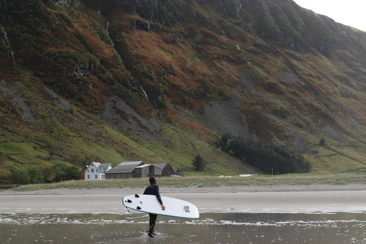 I tykke våddragter bevæger surfere sig ud i vilde bølger. Der kan være en del strøm i havet, så det er en god ide at have en instruktør med, der kender bølgerne.  