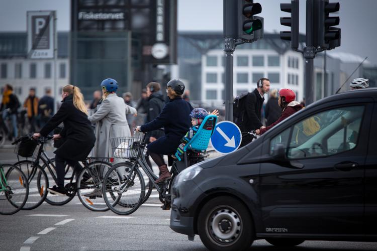 En trafiksikkerhedskampagne advarer mod mobilbrug - især under køreturen gennem vejkrydsene. Arkivfoto. Foto: Nima Taheri/POLFOTO