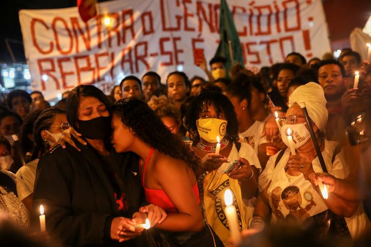 Pårørende til nogle af ofrene holder en demonstration mod politiets vold i Rio de Janeiro 7. maj.  Foto: Ricardo Moraes/Ritzau Scanpix