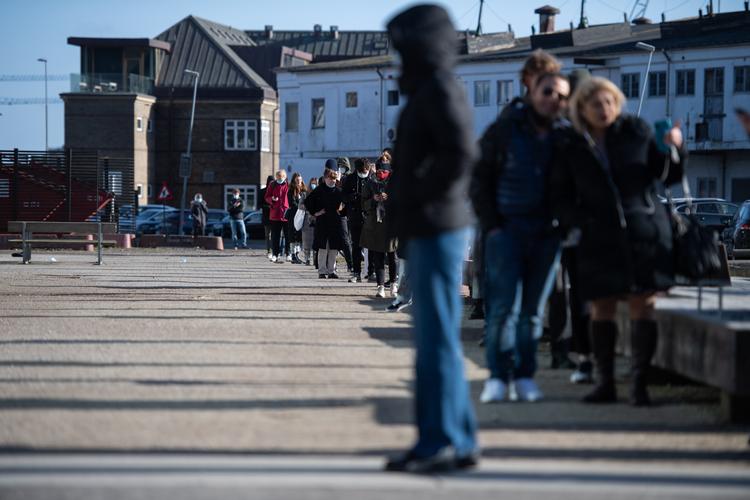 I Norge frygter man, at indisk coronavariant kan true landets genåbning. Samme frygt har man ikke herhjemme. Det skyldes bl.a. den store testindsats. Her er der kø foran et testcenter i Filmbyen i Aarhus.  Foto: Benny Kjølhede