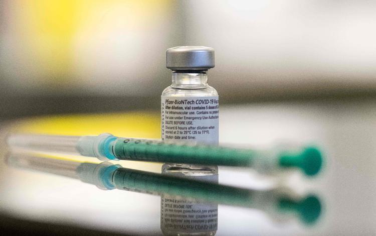 Kontrakt med BioNTech og Pfizer med mulighed for køb af 1,8 milliarder doser skal sikre vacciner til 2023. Foto: Thomas Kienzle/Ritzau Scanpix