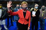 Nicola Sturgeon erklærede sejr for de skotske nationalister, da partiet havde nået 63 mandater af de 65, der kræves for at at få flertal i parlamentet. Det grønne støtteparti vinder mindst tre mandater.
 Foto: Pool/Ritzau Scanpix