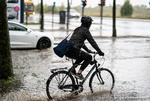 Der kan visse steder kommer store mængder regn søndag. Her er det en cyklist, der sidste år, forsøgte at komme frem i et ordentligt regnskyl.  Foto: Anthon Unger