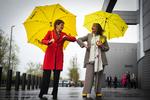 Skotlands Nicola Sturgeon (tv.) og parlamentsmedlem Kaukab Stewart efter gårsdagens klare valgsejr. Foto: Andy Buchanan/Ritzau Scanpix