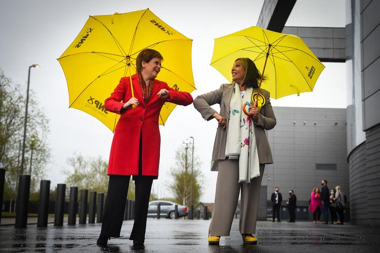  Skotlands Nicola Sturgeon (tv.) og parlamentsmedlem Kaukab Stewart efter gårsdagens klare valgsejr. Foto: Andy Buchanan/Ritzau Scanpix