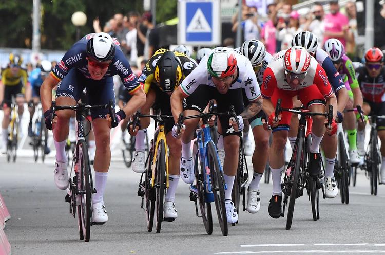 Belgieren Tim Merlier vinder massespurten på 2. etape foran den italienske  europamester Giacomo Nizzolo.
 Foto: Jennifer Lorenzini/Ritzau Scanpix