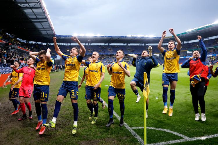  Brøndbyspillerne blev hyldet af de mange tilskuere, der var troppet op til braget. Og der blev fejret, som om mesterskabet var kommet i hus Foto: Jens Dresling/POLFOTO