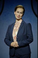 Showstopperen i første halvdel er helt klart Merete Mærkedahls Mette Frederiksen-parodi i Carl-Erik Sørensens 'Et stykke med makrel'. Det er stor komik og skuespilkunst af udsøgt klasse. Præcisionen er imponerende.  Foto: Henrik Petit