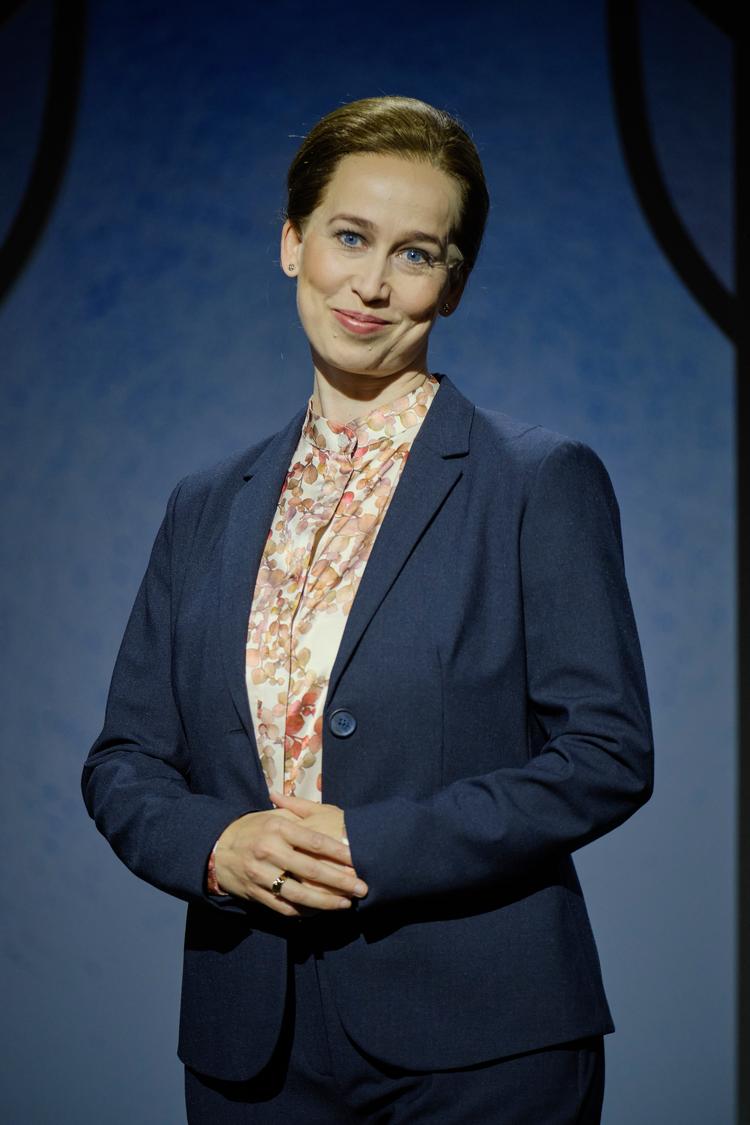 Showstopperen i første halvdel er helt klart Merete Mærkedahls Mette Frederiksen-parodi i Carl-Erik Sørensens 'Et stykke med makrel'. Det er stor komik og skuespilkunst af udsøgt klasse. Præcisionen er imponerende.  Foto: Henrik Petit