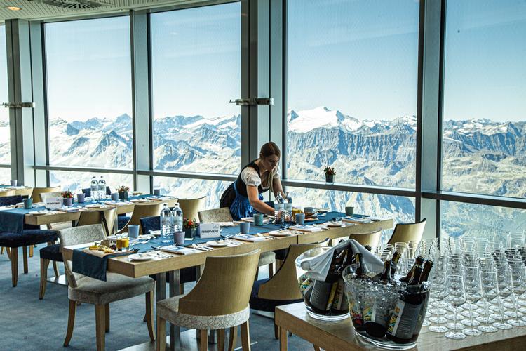 Udsigten fejler i høj grad ikke noget i Gipfel Restaurant på toppen af Kitzsteinhorn i 3.029 meters højde. Foto: Mikkel Bækgaard