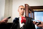 Udlændinge- og integrationsminister Mattias Tesfaye gået sammen med Venstre, Konservative og Liberal Alliance om et forslag, der betyder, at det nu skal være borgmesteren, der giver håndtrykket ved ceremonierne. Foto: Emil Helms/Ritzau Scanpix