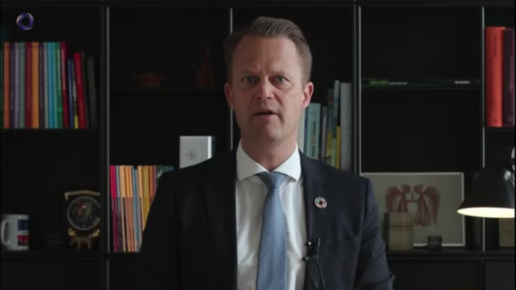 Udenrigsminister Jeppe Kofod (S) var med på videoopkald fra Bruxelles, da konferencen Copenhagen Democracy Summit åbnede mandag i København. 