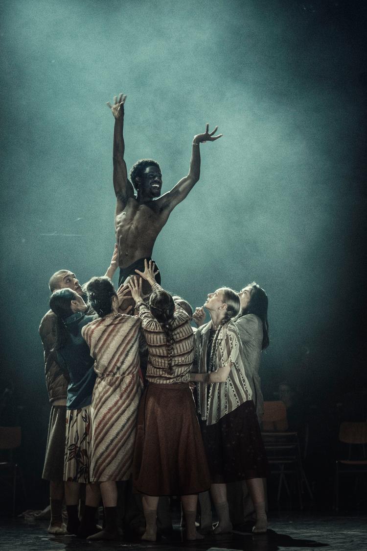 ’Light – Bach dances’ kredser ikke kun om dødens tusmørke men også om lyset og letheden - her og på den anden side.  Foto: Camilla Winther