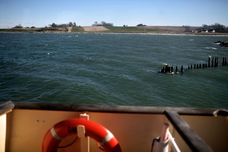  Beboerne på den lille ø Omø i det sydlige Storebælt  kan blive naboer til en vindmøllepark ude i vandet. Men planerne kolliderer med en udpegning af farvandet til fuglebeskyttelsesområde. Foto: Jonathan Bjerg Møller/POLFOTO