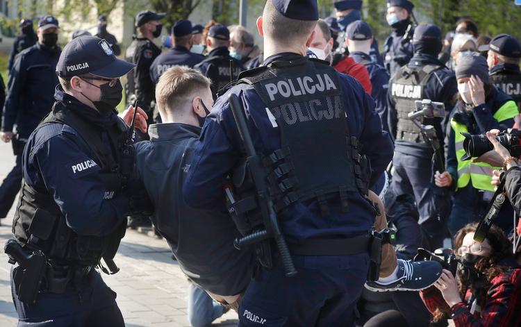 Politiet tilbageholdt demonstranter foran Polens højesteret 21. april i år, hvor et disciplinærudvalg overvejede at arrestere dommeren Igor Tuleya,  Foto: Czarek Sokolowski/Ritzau Scanpix