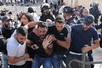 En palæstinenser bliver grebet og anholdt af israelske sikkerhedsfolk, der er undercover under urolighederne mellem israelere og palæstinensere. Foto: Ronen Zvulun/Ritzau Scanpix