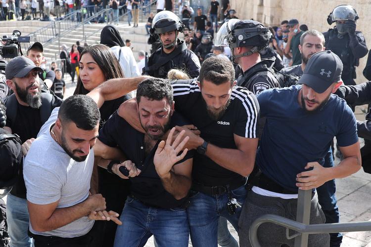 En palæstinenser bliver grebet og anholdt af israelske sikkerhedsfolk, der er undercover under urolighederne mellem israelere og palæstinensere. Foto: Ronen Zvulun/Ritzau Scanpix