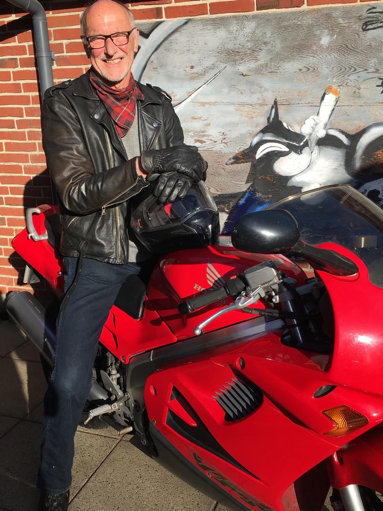 73-årige Thor Knudsen er klar til at køre efter jobbene, hvis der er brug for en læge et sted i Danmark. Privat foto.    