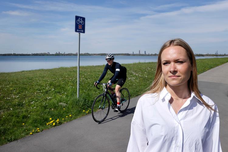 På Amarminoen færdes fodgængere og cyklister tæt på de mest travle dage, når coronaindespærrede borgere myldrer ud i naturen. For Bella Marcussen blev det for tæt, da hun blev påkørt bagfra og endte i asfalten. Foto: Jens Dresling/POLFOTO