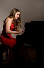 Med Kuhlaus klavermusik kommer der fokus på pianisten Marie-Luise Bodendorffs musikalske spil. Foto: Sabina Przybyla