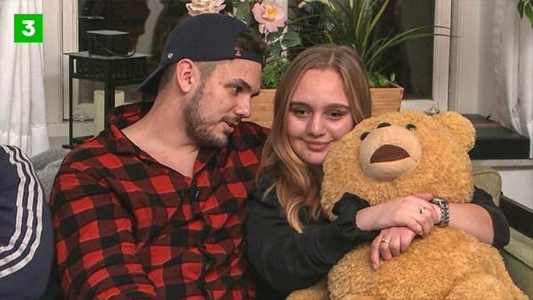 I 'Mit hemmelige match' flytter ti unge singler sammen i et kollektiv i fire uger uden sociale medier. Miguel har taget sin bamse med sig ind i kollektivet. Men han har tydeligvis udset sig en ny bamse i form af roomaten Xenia.  