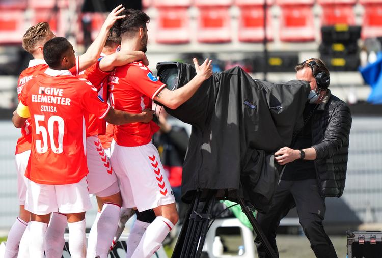 Glæden var stor i Vejle, da klubben  sikrede sig endnu en sæson i Superligaen med en sejr på 4-2 over SønderjyskE. Nu kan vejlenserne se mod Europa.  Foto: Claus Fisker/Ritzau Scanpix