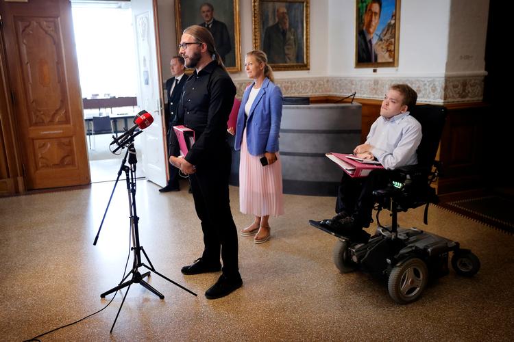 Som formand for Folketingets Epidemiudvalg er sundhedsordfører Stinus Lindgreen (R) blevet en central aktør på Christiansborg. Her sammen med partifællerne Sofie Carsten Nielsen og Kristian Hegaard. Foto: Jens Dresling/POLFOTO