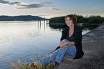 Tove Alsterdal har tilbragt sommeren i Ådalen de sidste tyve år. Nu er egnen blevet gerningssted i hendes nyeste krimi. Foto: Roland S. Lundström