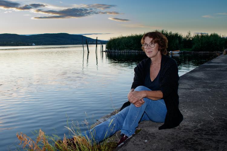 Tove Alsterdal har tilbragt sommeren i Ådalen de sidste tyve år. Nu er egnen blevet gerningssted i hendes nyeste krimi. Foto: Roland S. Lundström