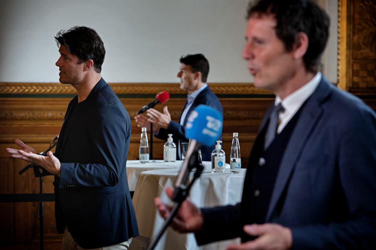 EM-ambassadører Michael Laudrup, Flemming Povlsen og Brian Laudrup 
var klar i anledningen af EM-trofæets ankomst til København.  Foto: Martin Lehmann