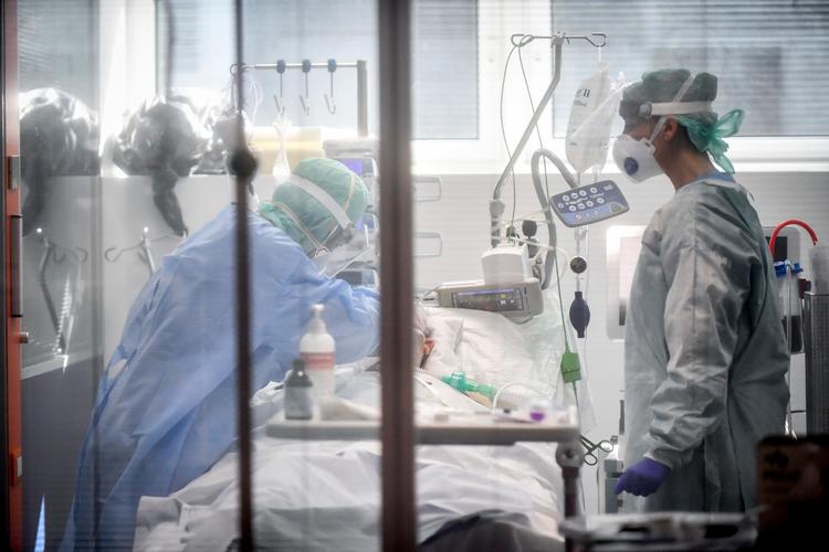 Læger tilser en patient i Wuhan 19. marts sidste år, hvor byen var hårdt ramt af corona.  Foto: Claudio Furlan/AP/Ritzau Scanpix